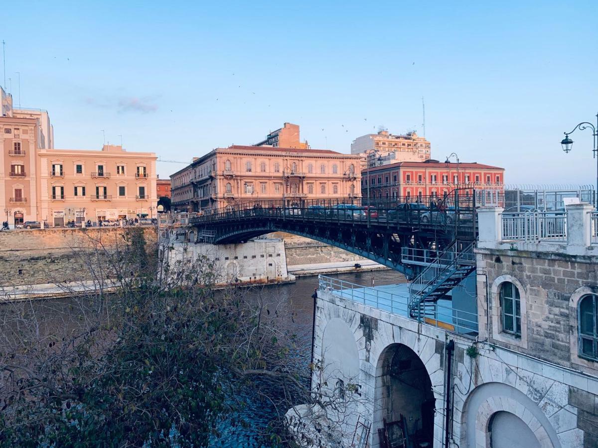 A Due Passi Dal Ponte Hotel Taranto Luaran gambar